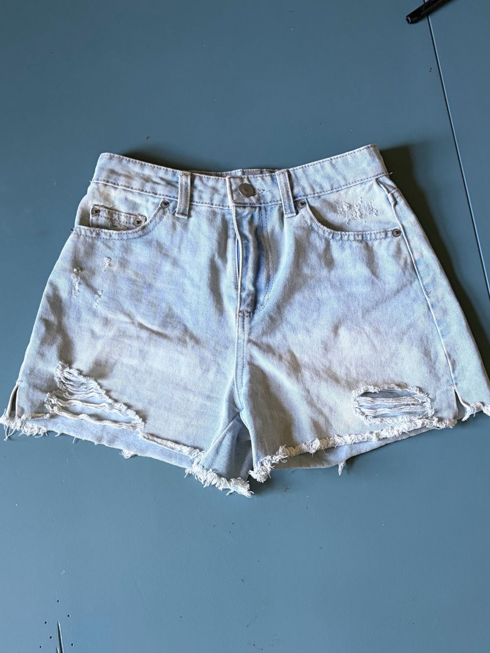 No Boundaries distressed light wash denim shorts size 1